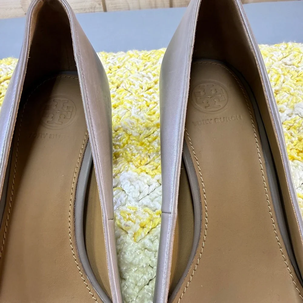 Tory Burch Chelsea Taupe Leather Block Heel Pumps Gold Logo Medallion Size 6 - Picture 8 of 16